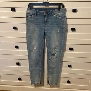 White House Black Market WHBM skimmer distressed jeans super soft